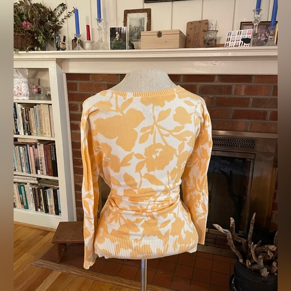 Adorable Sweater/Cardigan - eci brand - Picture 2 of 3